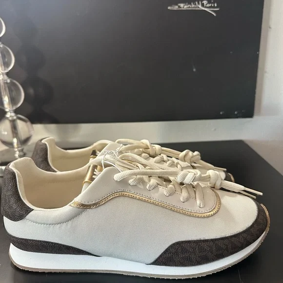 🆕Michael Kors Sneakers - Picture 10 of 13